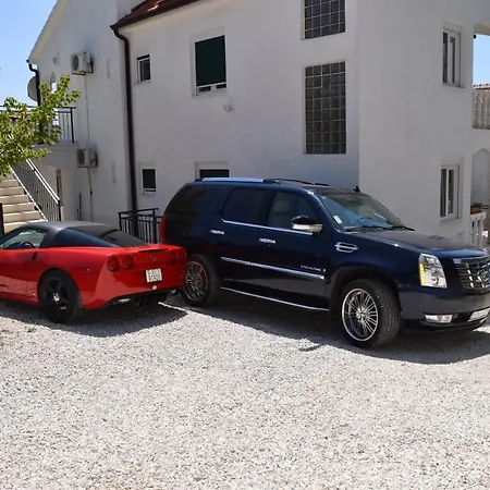 Yvonne Апартаменты Трогир