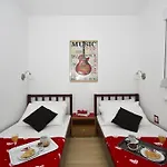 Yvonne * טרוגיר