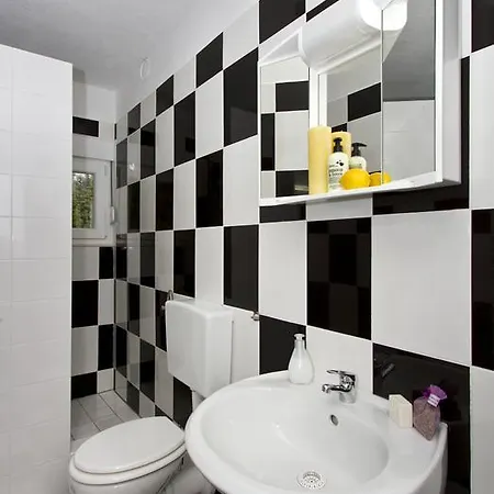 Yvonne Apartment *
